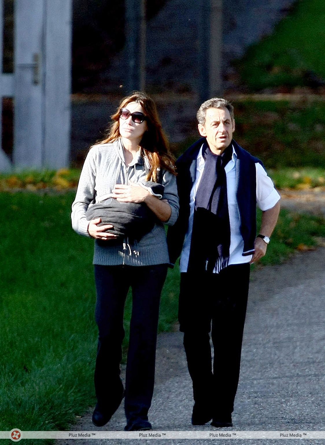 Nicolas Sarkozy and wife Carla Bruni taking a stroll with Giulia | Picture 113945
